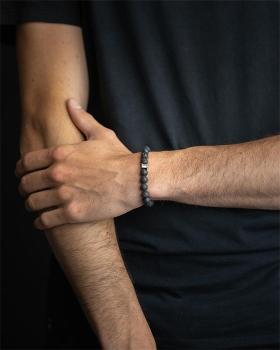 Preview: Armband mit 8 mm schwarzem Lavastein und schwarzem Zwischenstück - Deep Black Lava